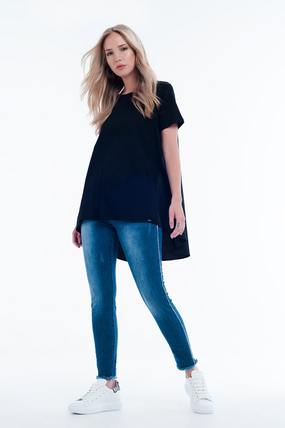 Vestido tipo camiseta en negro Q2