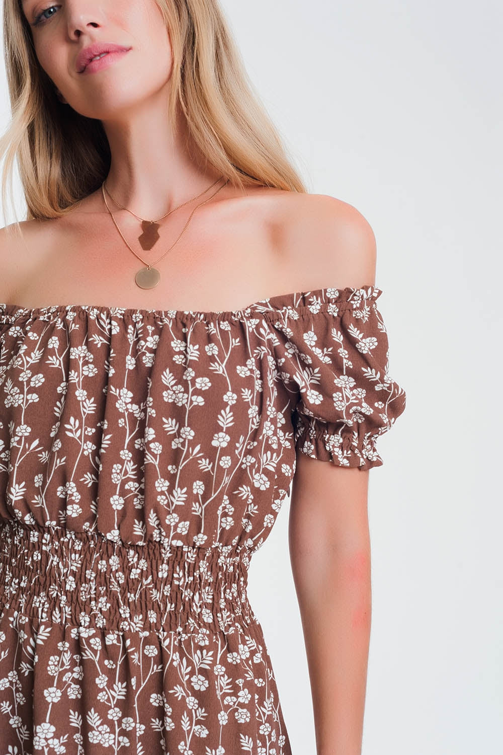 Vestido veraniego corto con escote Bardot y estampado floral marron Q2