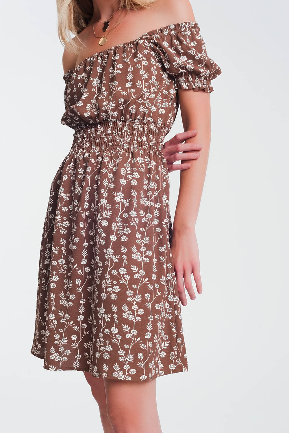 Vestido veraniego corto con escote Bardot y estampado floral marron Q2