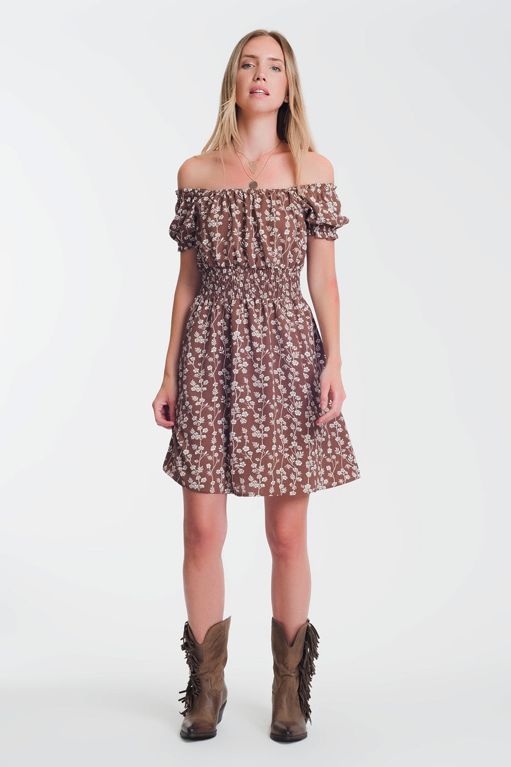 Q2 Vestido veraniego corto con escote Bardot y estampado floral marron