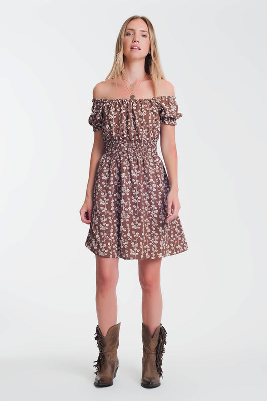 Q2 Vestido veraniego corto con escote Bardot y estampado floral marron
