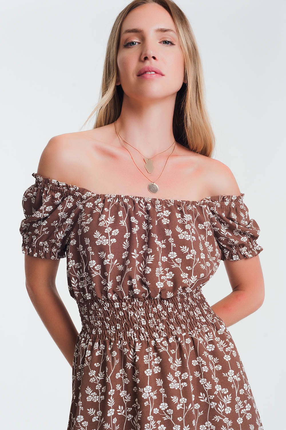 Vestido veraniego corto con escote Bardot y estampado floral marron Q2