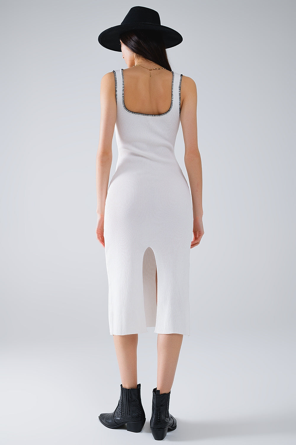 Vestido veraniego de punto ceñido al cuerpo en blanco con ribete negro Q2