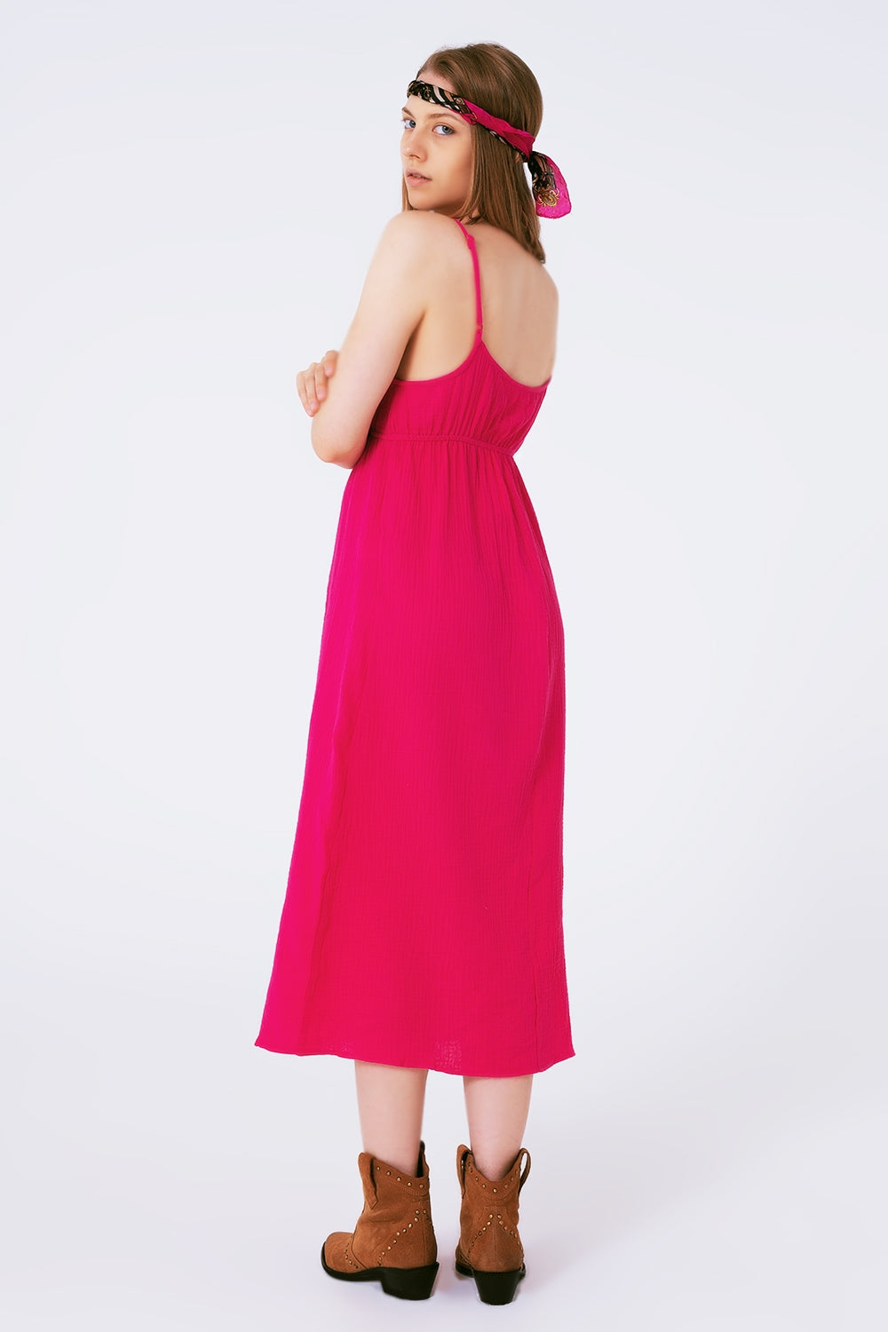 Vestido veraniego largo fuxia de tirantes con cintura fruncida Q2