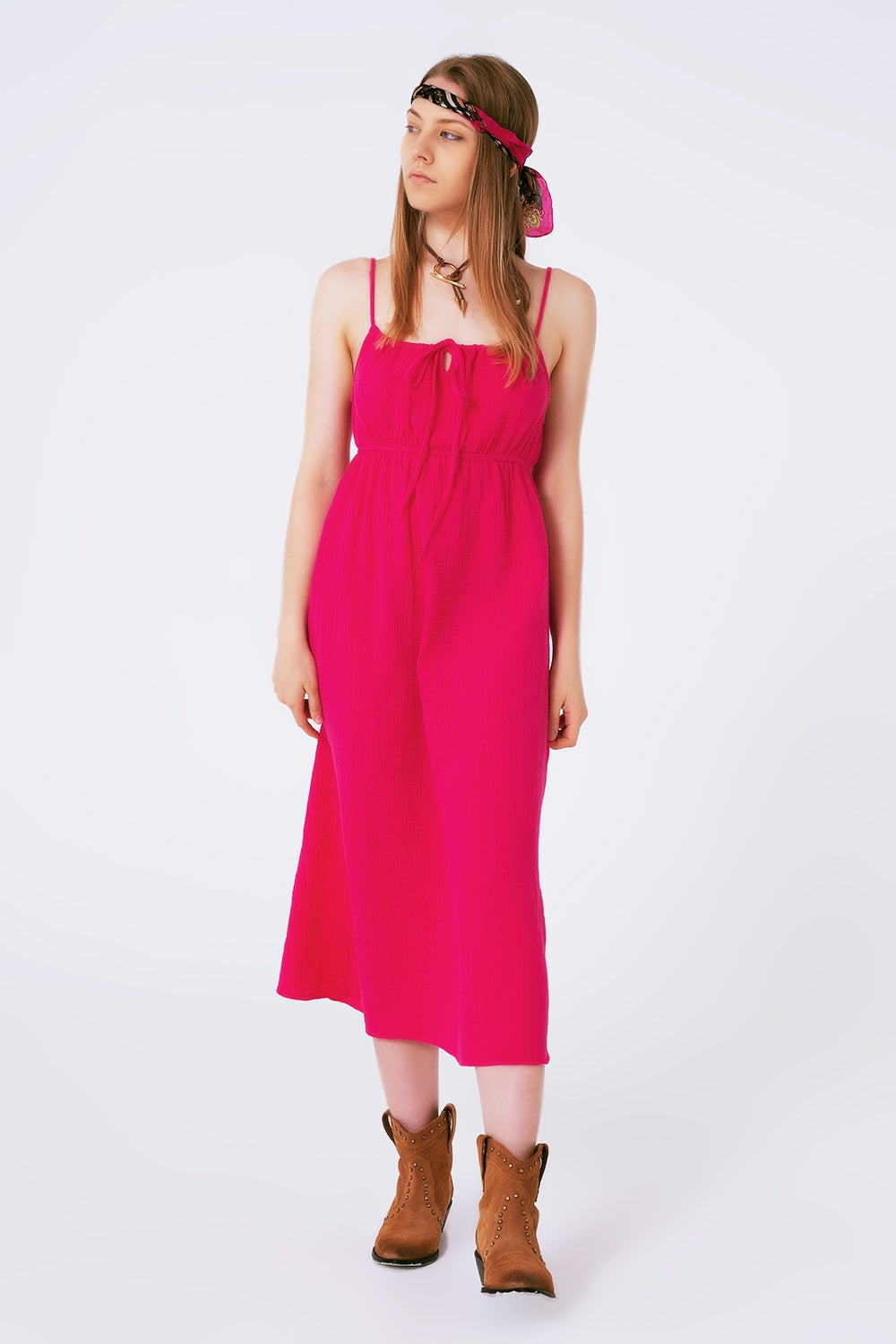 Vestido veraniego largo fuxia de tirantes con cintura fruncida Q2