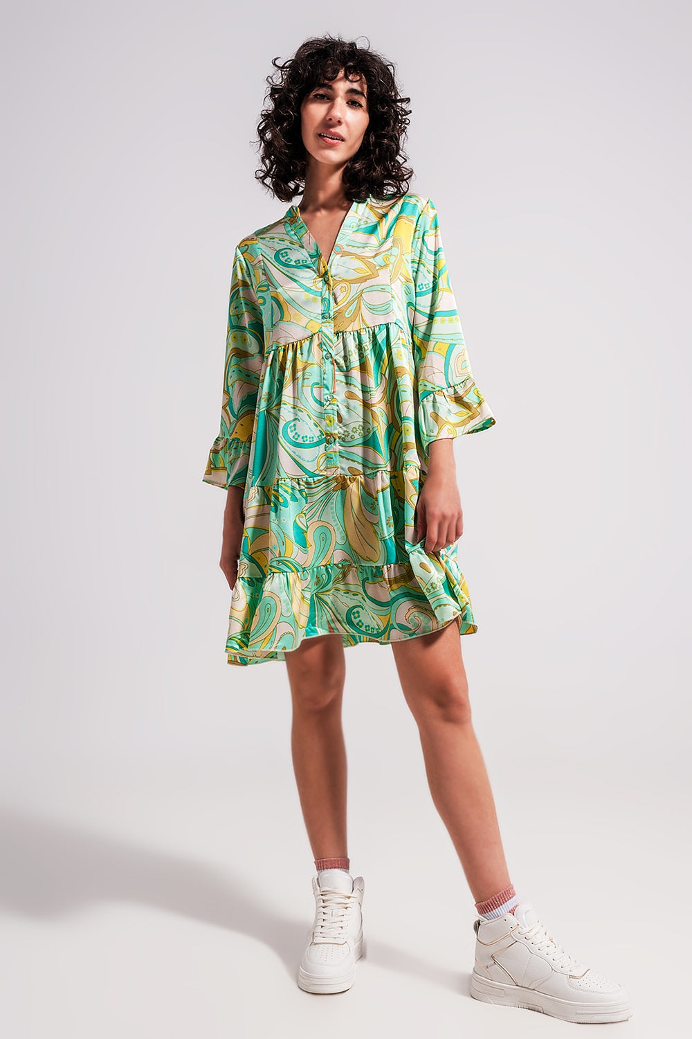 Vestido verde de corte amplio con mangas tres cuartos Q2