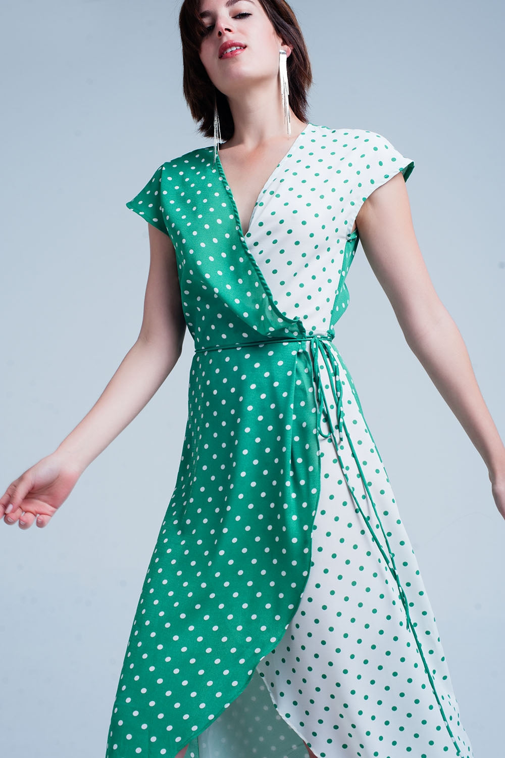 Vestido verde midi cruzado con estampado de mezcla de lunares Q2